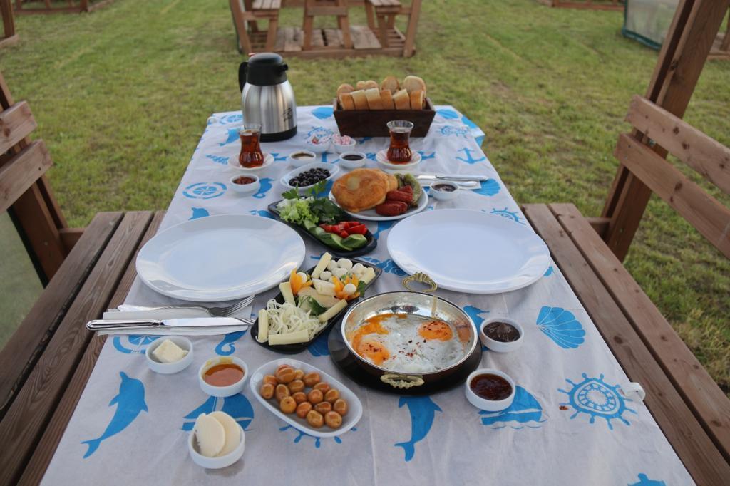 Ergenenin Sakl Cenneti ilek Tarlasnda ilek Cafede Kahvalt Hizmeti Balad..