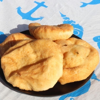 Ergenenin Sakl Cenneti ilek Tarlasnda ilek Cafede Kahvalt Hizmeti Balad..